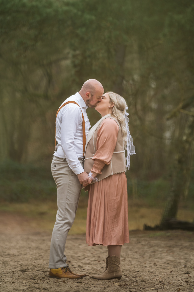 lutterzand, fotoshoot lutterzand, bruidsfotografie, bruidsfotograaf, trouwfotograaf, trouwfotograaf overijssel, bruidsfotografie overijssel, trouwjurk 2022, trouwen 2022, trouwen 2023, bruid, manon moller fotografie, trouwen in twente.